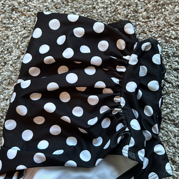 Bikini set size medium women’s. Red bikini top black and white polka dot bottoms - Picture 5 of 9